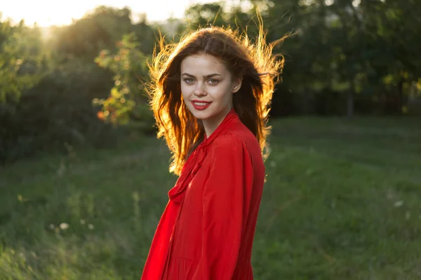 Femme gaie dans une robe rouge dans un champ à l'air frais extérieur — Photo