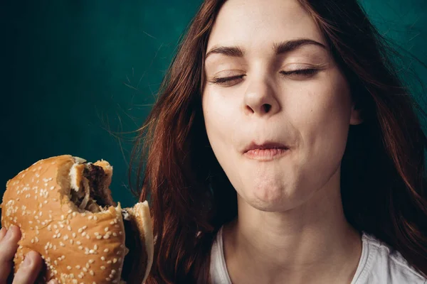 Vrouw eten hamburger fast food snack close-up — Stockfoto