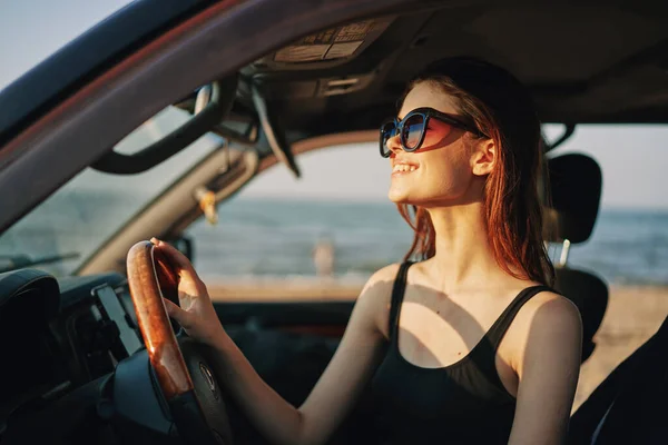 Fröhliche Frau mit Sonnenbrille auf Autofahrt — Stockfoto