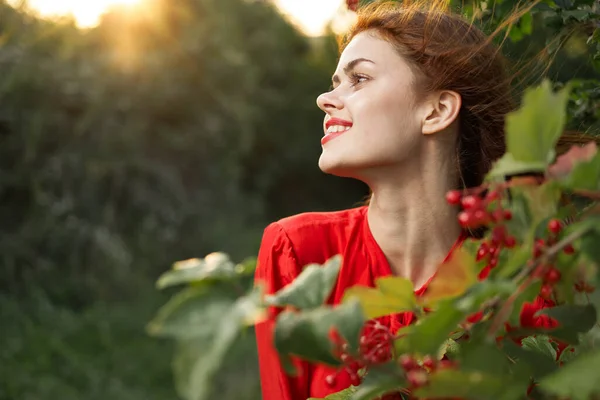 Mulher bonita na camisa vermelha natureza verde folhas verão — Fotografia de Stock