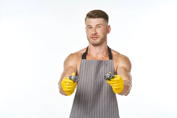 Bombeado hombre en guantes de goma esponjas de metal primer plano — Foto de Stock