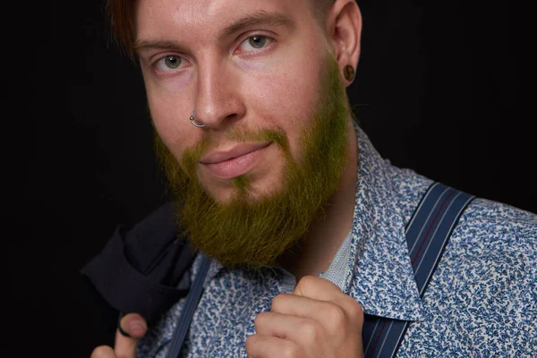 Γενειοφόρος άντρας κομψό πουκάμισο στυλ σκούρο φόντο — Φωτογραφία Αρχείου