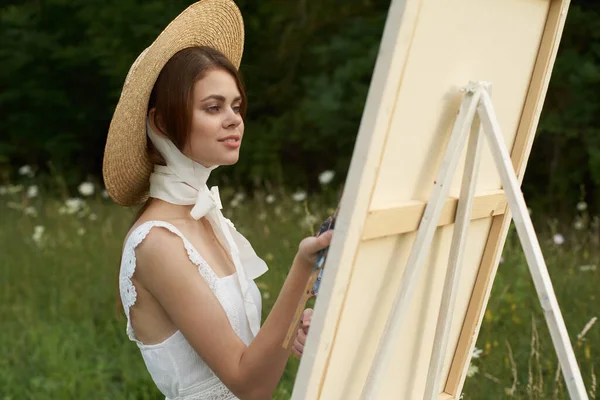 Mujer en vestido blanco al aire libre artista dibujo caballete — Foto de Stock