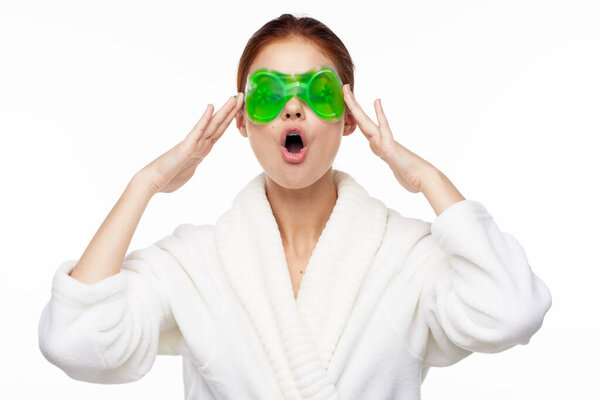 веселая женщина в белом халате уход за лицом омоложение подъема