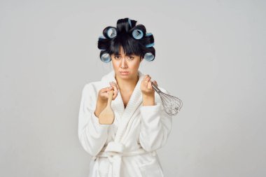 Beyaz bornozlu ev hanımı mutfak eşyaları izole edilmiş arka plan.