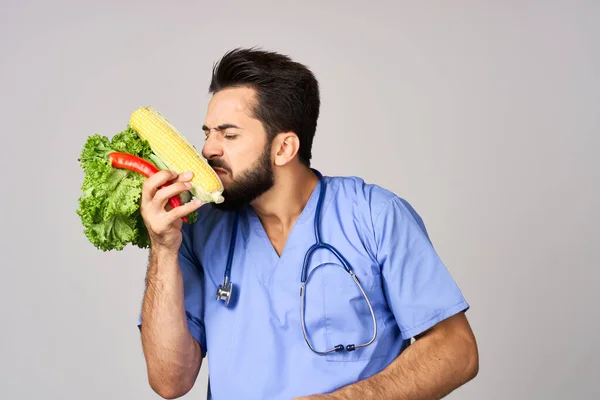 Diyetisyen sebzeler sağlıklı beslenme vitaminleri hasta bakımını tedavi eder — Stok fotoğraf