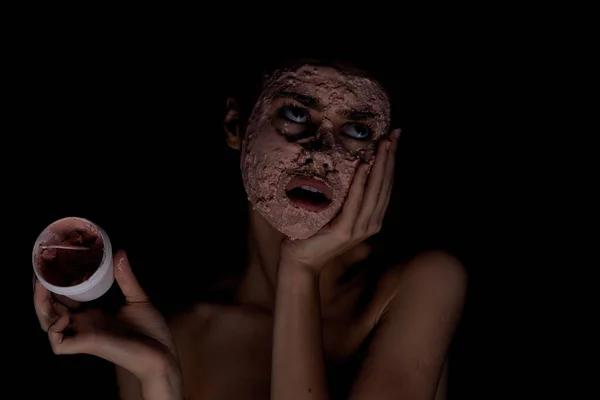 Mujer emocional crema mascarilla desnuda hombros salud — Foto de Stock