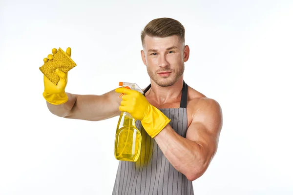 Opgepompt man in een schort met rubberen handschoenen wasmiddelen — Stockfoto