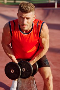 Dambılı Kaslı Adam Açık Hava Spor Salonu