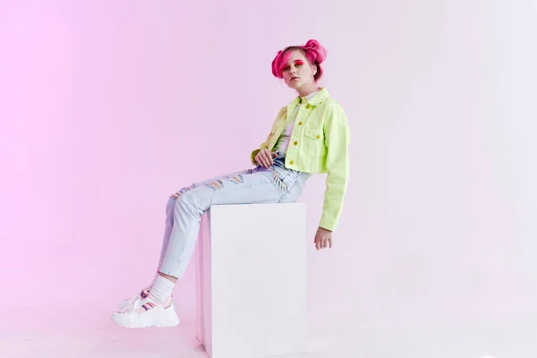 Μοντέρνα γυναίκα με ροζ μαλλιά δημιουργικό μοντέλο στούντιο — Φωτογραφία Αρχείου