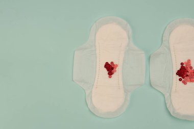 Kanlı, kadınsı hijyen regl koruma üst görünüm