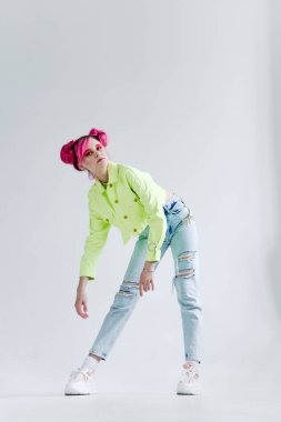 Neşeli kadın. Parlak kozmetik partisi. Yaşam tarzı eğlenceli tasarım.