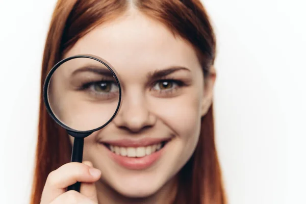 Vacker kvinna grimma med förstoringsglas nära ansiktet närbild — Stockfoto