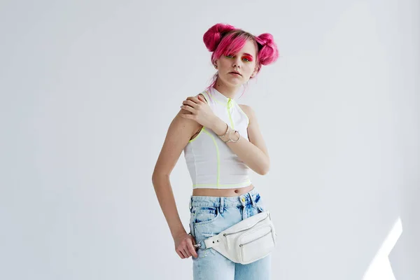Хіпстерська жінка з рожевим волоссям креативний спосіб життя веселий дизайн — стокове фото