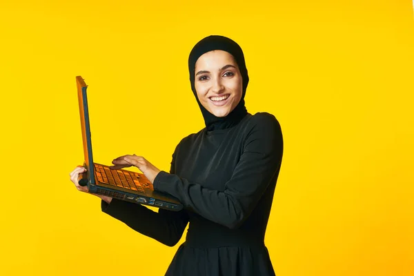 快乐的女性手提电脑手握学习学生的情感工作室生活方式 — 图库照片