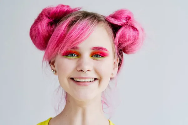 Divatos nő luxus kozmetikumok rózsaszín haj tartozékok — Stock Fotó