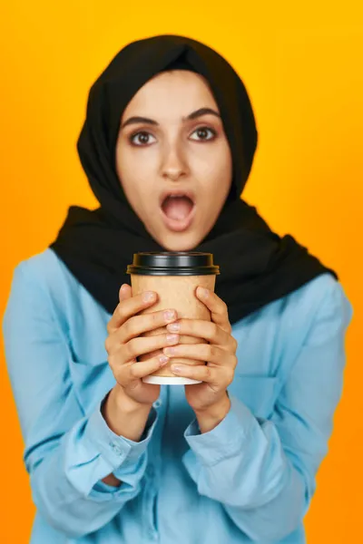 Žena v černé hidžáb sklenice kávy v rukou v blízkosti obličeje studio životní styl — Stock fotografie