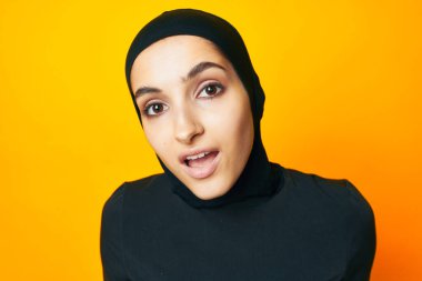 Siyah tesettürlü Arap kadın moda eli pozu veriyor stüdyo yaşam tarzı