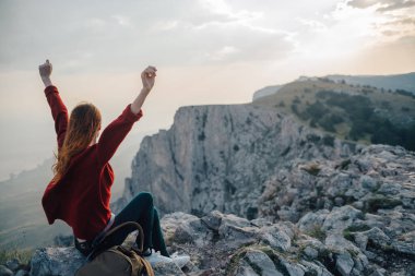 Kadın yürüyüşçü dağlar sırt çantasıyla peyzaj yaşam tarzı temiz hava