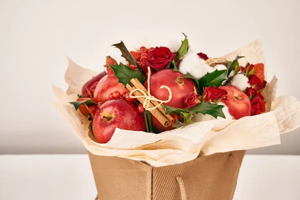 Buquê com frutas vermelhas canela decoração dom orgânico — Fotografia de Stock