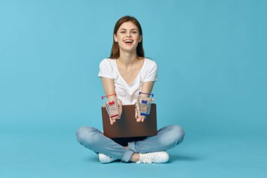 Dizüstü bilgisayarı olan kadın internet eğitimi mavi arka plan