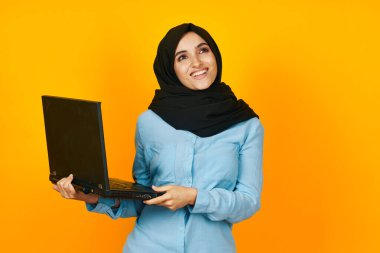 Güzel kadın dizüstü bilgisayar teknolojisi, internet etnik köken modeli