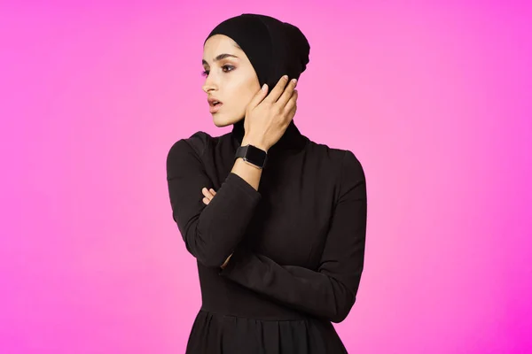 穿黑色头巾的穆斯林女人聪明的手表科技娱乐 — 图库照片