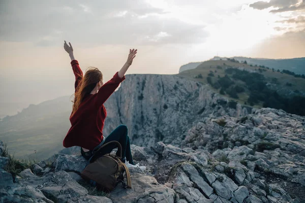 Mulher caminhante sentado na montanha natureza paisagem ar fresco — Fotografia de Stock