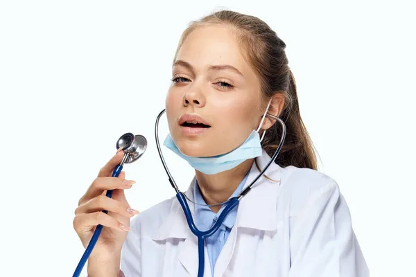 Assistente di laboratorio femminile in soluzione chimica cappotto bianco analizza la ricerca — Foto Stock