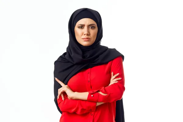 Muslimische Frau mit schwarzem Hijab beschenkt Urlaub in Großaufnahme — Stockfoto