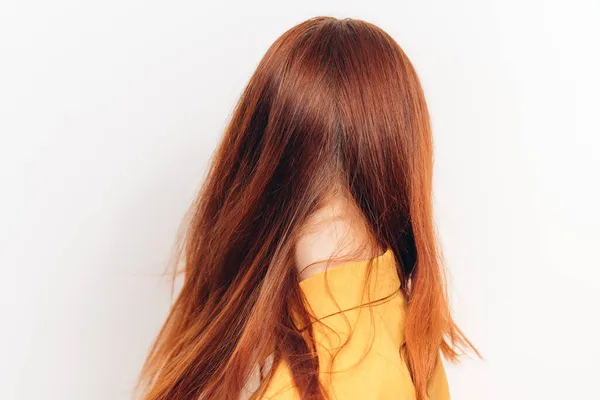 Mulher de cabelos vermelhos usando óculos de sol posando moda luz fundo — Fotografia de Stock