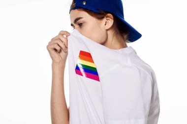 Beyaz tişört giyen kadın lgbt bayrak mucidi topluluğu