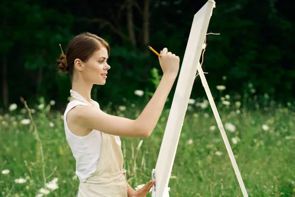 Mulher artista arte desenho natureza paisagem hobby — Fotografia de Stock