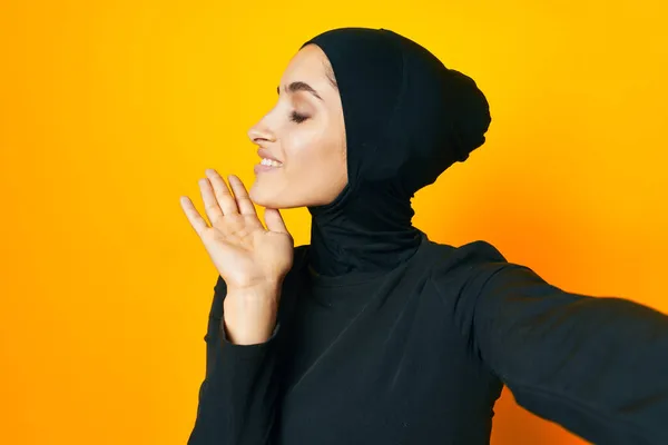 Arab女人快乐的种族模型摆出情感工作室的生活方式 — 图库照片