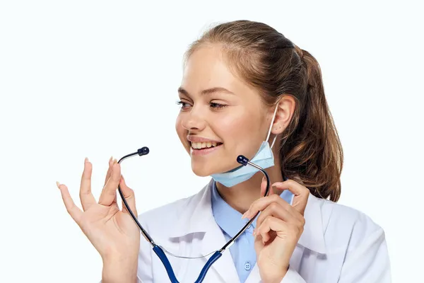 Assistente di laboratorio femminile in soluzione chimica cappotto bianco analizza la ricerca — Foto Stock