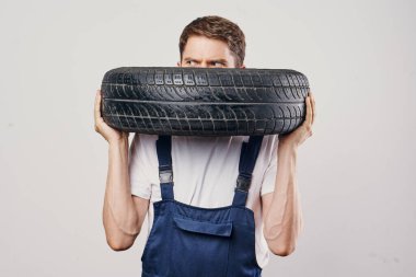 Erkek işçi otomobil makinası profesyonel ışık arkaplanı