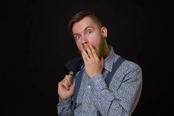 Man met baard elegante stijl shirt donkere achtergrond — Stockfoto