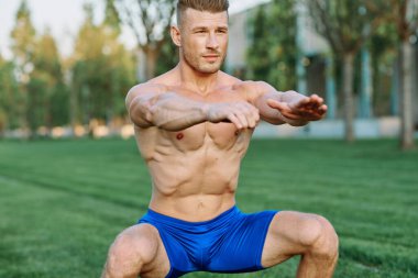 Kaslı Adam Açık Hava Spor Yapıyor Yazı