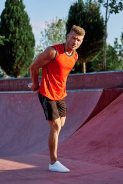 Parkta egzersiz yapan bir adam.