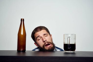 sakallı adam alkolizm sorunları duygusal depresyon izole edilmiş arka plan