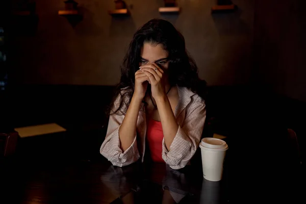 Kobieta w kawiarni pije kawę odpoczynek Styl życia — Zdjęcie stockowe
