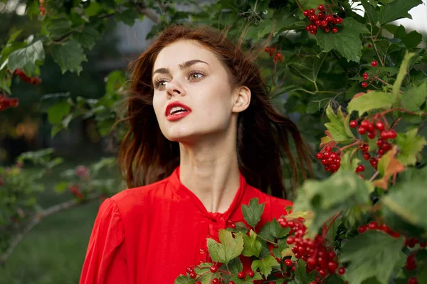 Vacker kvinna i röd skjorta natur gröna blad sommar — Stockfoto