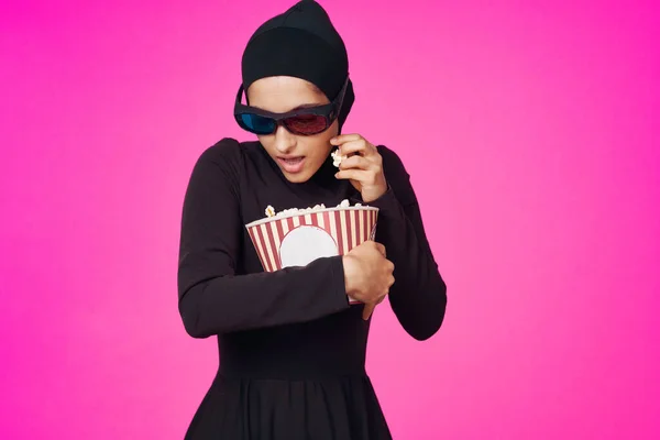 Muselman kvinna attraktiv utseende popcorn glasögon film titta på studio livsstil — Stockfoto