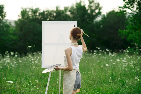 Kadın ressam açık havada yaratıcı manzara çiziyor. — Stok fotoğraf