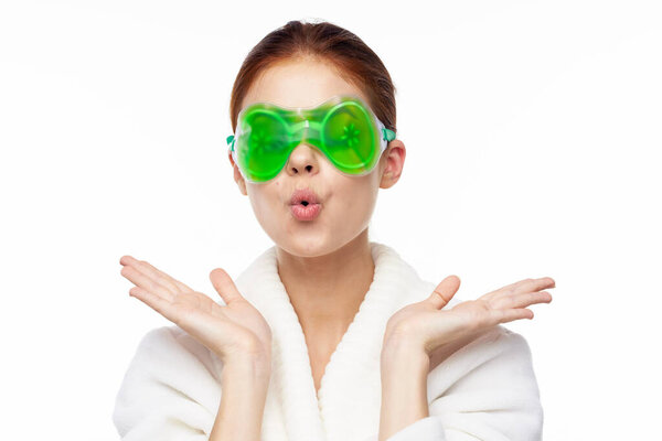 веселая женщина в белом халате уход за лицом омоложение подъема