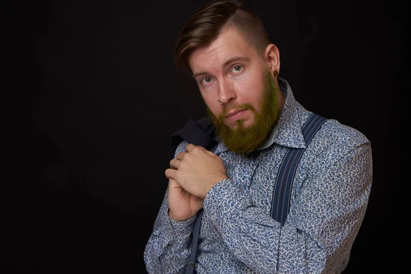 Επιχειρηματίας με πουκάμισο με σακάκι πάνω από τους ώμους του ποζάροντας αυτοπεποίθηση — Φωτογραφία Αρχείου