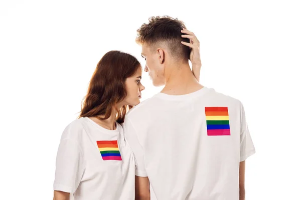 Пара в білих футболках Прапор lgbt трансгендерні сексуальні меншини — стокове фото
