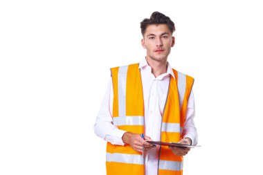 Turuncu şapkalı adam inşaat işinde çalışıyor.