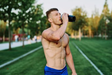 Parklarda vücut geliştirme egzersizi yapan erkek sporcu.