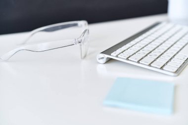 masaüstü fincanındaki kablosuz klavye döküman ofisi